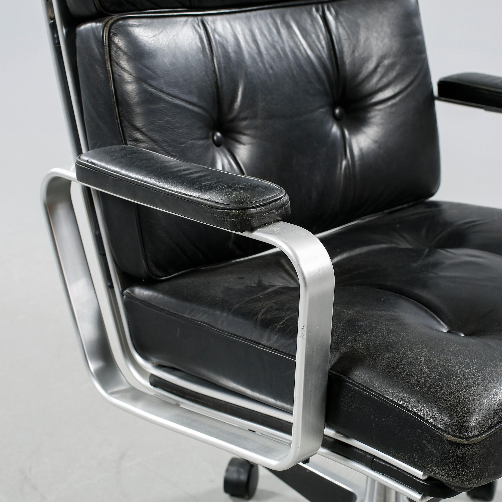 A 1970/80s office chair by Karl Erik Ekselius.