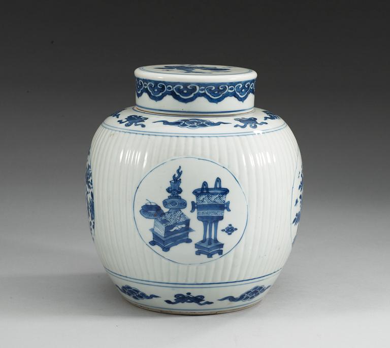 URNA, med LOCK, porslin. Qing dynastin, Kangxi (1662-1722).