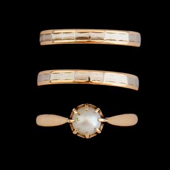 RINGAR, 3 st, 18 k guld och vitguld samt pärla, 1900-talets mitt. Total vikt ca 9 g.