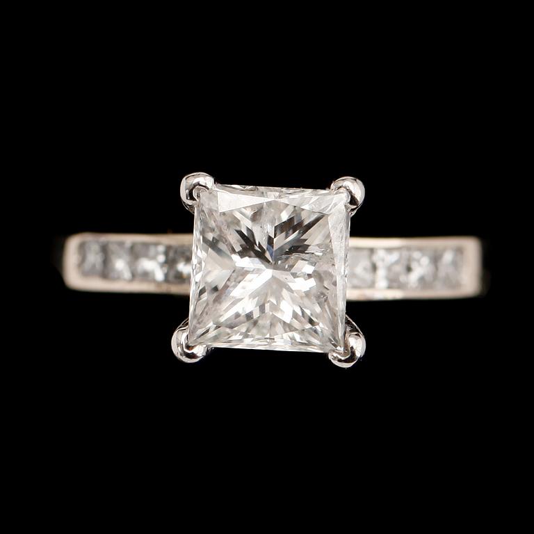 RING, 18 k vitguld, med princesslipad diamant 1.25 ct.