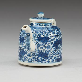 A blue and white tea pot with cover. Qing dynasty, Kangxi (1662-1722).