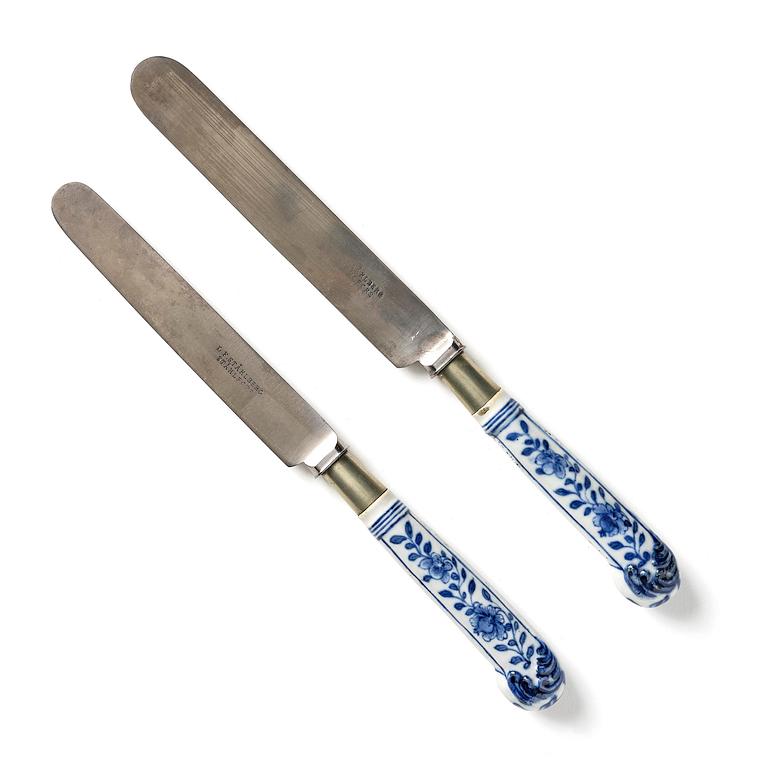 A pair oft blue and white armorial knives, Qing dynasty, Qianlong (1736-95).