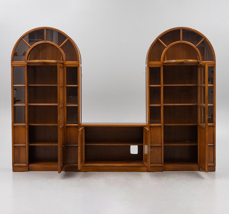 Vitrinskåp, ett par, samt skåp, Selva, Italien.