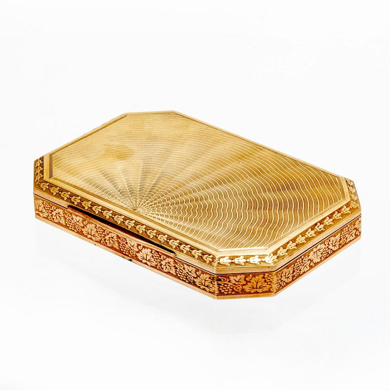 A 20th century 14K gold cigarette case, weight 105,7 grams.