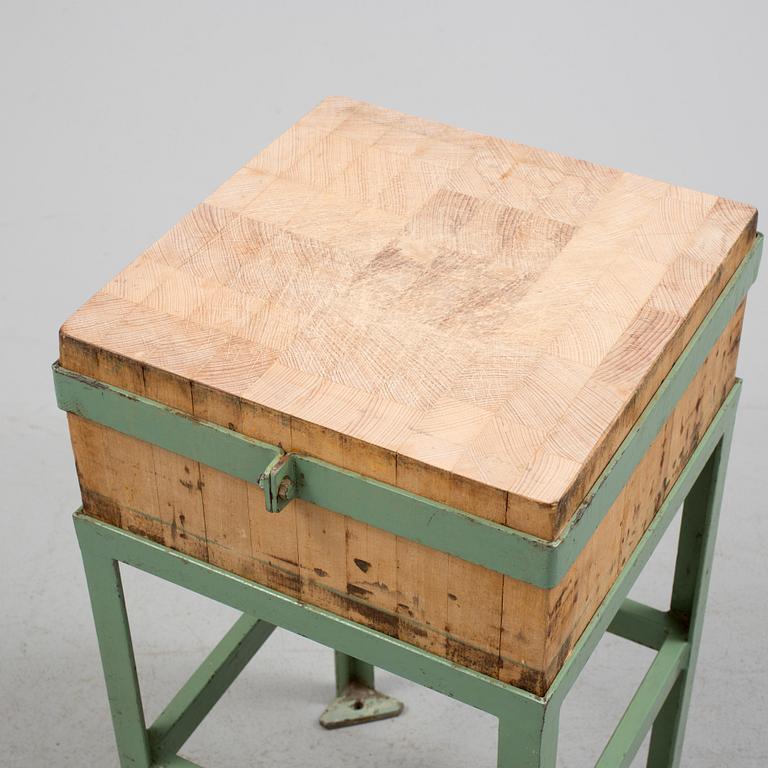 STYCKBÄNK/HUGGKUBBE, 1900-tal.