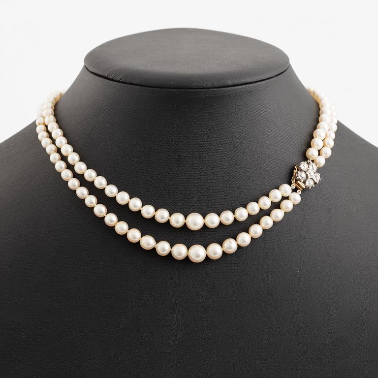 Collier, double-strand pearls with a clasp in 18K gold with diamonds.