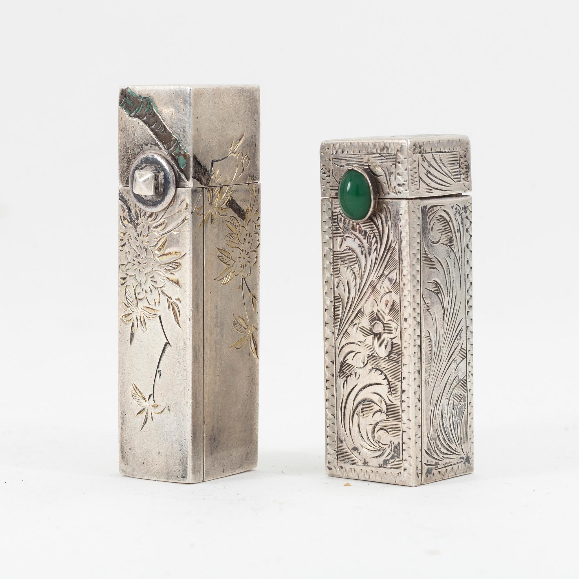 Läppstiftsetuier, två stycken, samt brevkniv och penfodral, silver. Japan, omkring 1900.