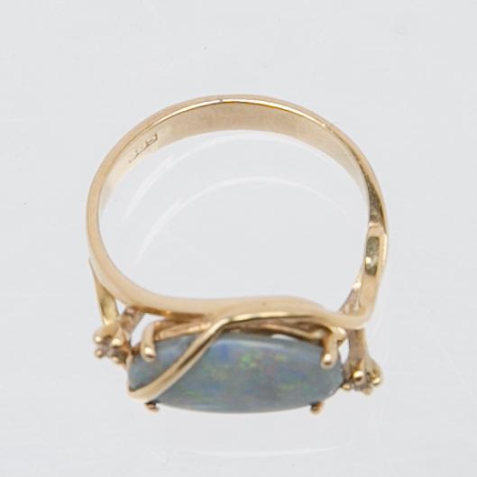 Ring, 18k guld med opal och briljantslipade diamanter.