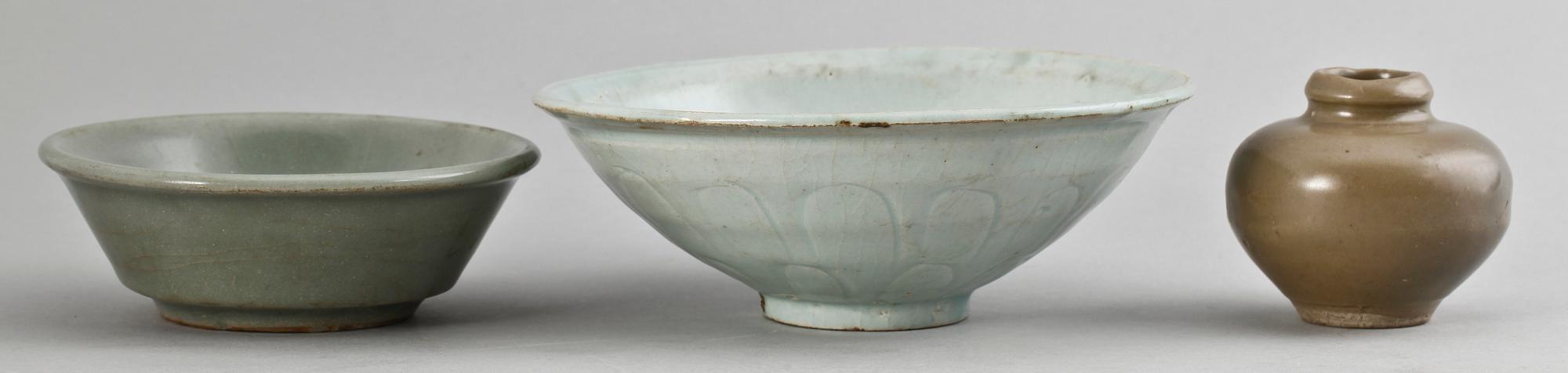 SKÅLAR, 2 st samt VAS. keramik, Kina Songdynastin (960-1279).
