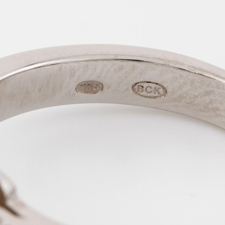 RING, med smaragdslipad diamant ca 0.75 ct samt briljantslipade diamanter totalt ca 0.50 ct.