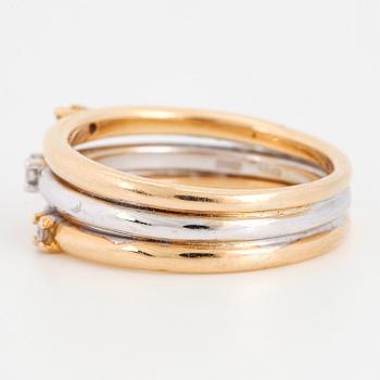RING, 18K guld i två färger med tre små briljantslipade diamanter.
