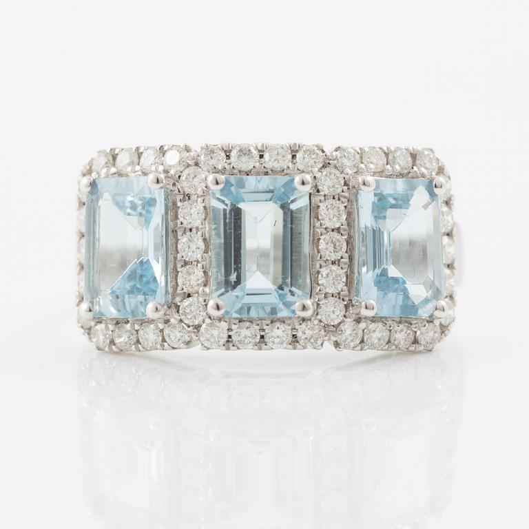 Ring in 18K white gold with three aquamarines and brilliant-cut diamonds.