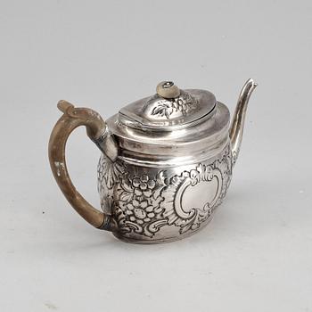 TÉKANNA, silver, oidentifierad smed med monogram CF, London, England, år 1800. Total vikt ca 422g.
