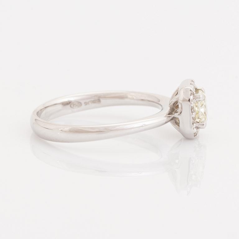 Ring, med radiantslipad light yellow diamant.