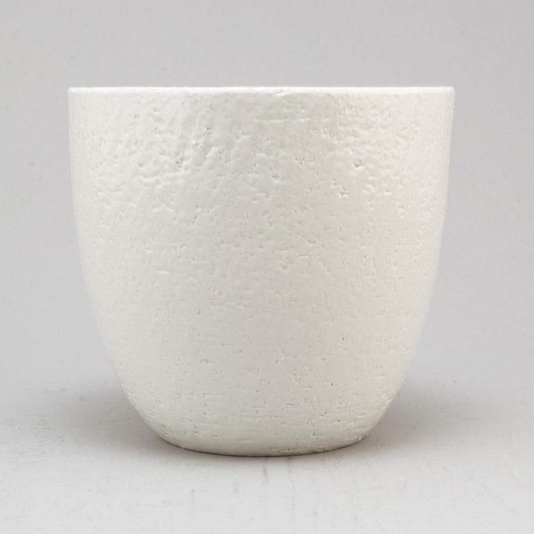 GUNNAR NYLUND, a stoneware bowl from Rörstrand.