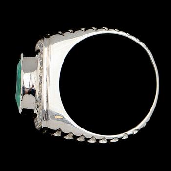 RING, vitguldspläterat sterlingsilver, smaragd ca 6.40 ct, vita safirer tot ca 0.54 ct.