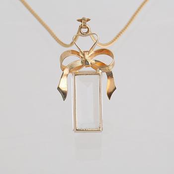 HÄNGE, 18K guld med baguettslipad bergkristall, H Svedbom, Vetlanda. Vikt 9,3 gram.