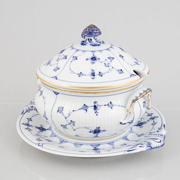 A 'Blue Fluted Plain' / 'Musselmalet' tureen with cover and stand, Royal Copenhagen, the stand model '463' 1893-1900.