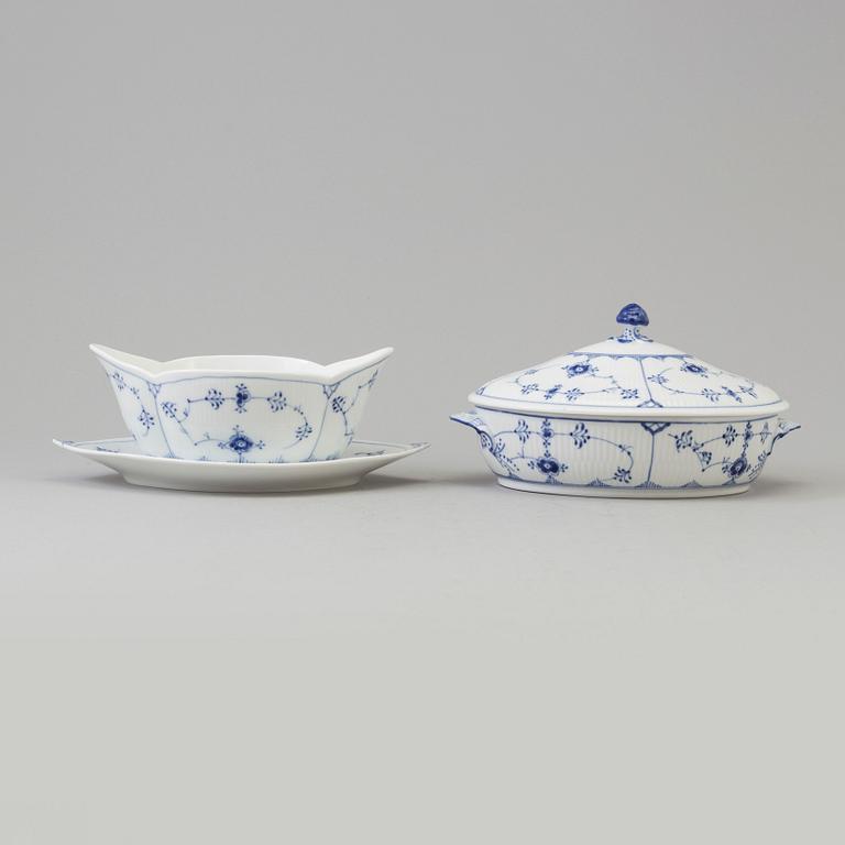 113 pieces of porcelain tableware from Royal Copenhagen, model "Musselmalet", 20th century.