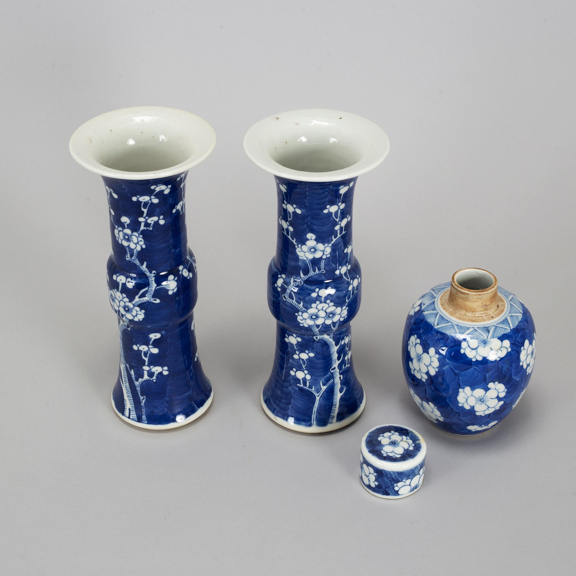 A pair of blue and white beaker vases, and a tea caddy, Qingdynasty.
