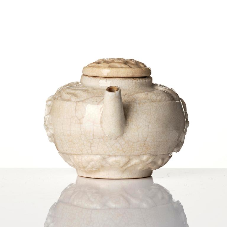 Skålar två stycken, vitglaserade samt kanna med lock, keramik, 1600-/1700-tal.