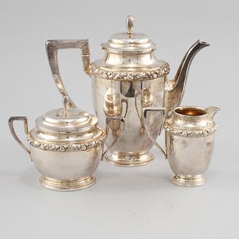 KAFFESERVIS, 3 delar, silver, importstämplad och stämplad C. G Hallberg, Stockholm, 1920. Vikt 1000 g.