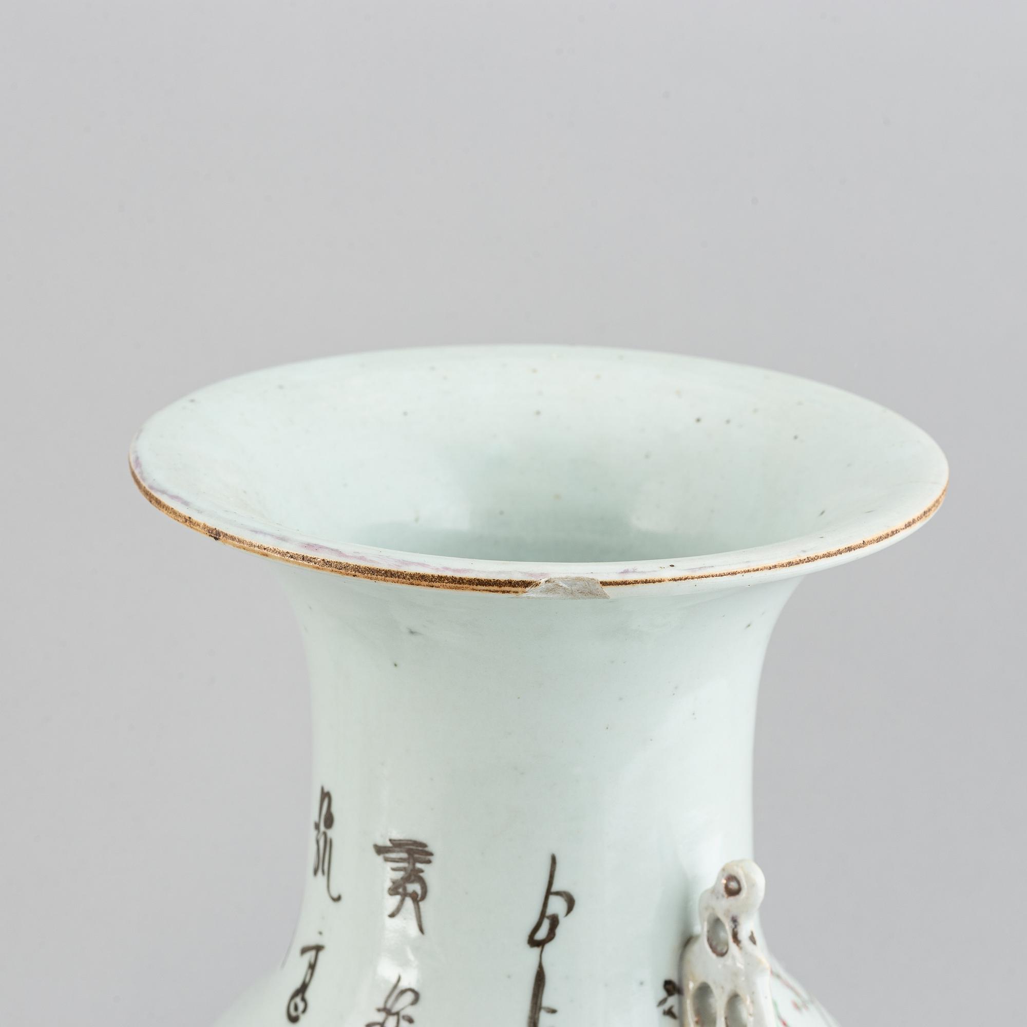 VASER, två stycken, porslin. Kina, 1900.tal.