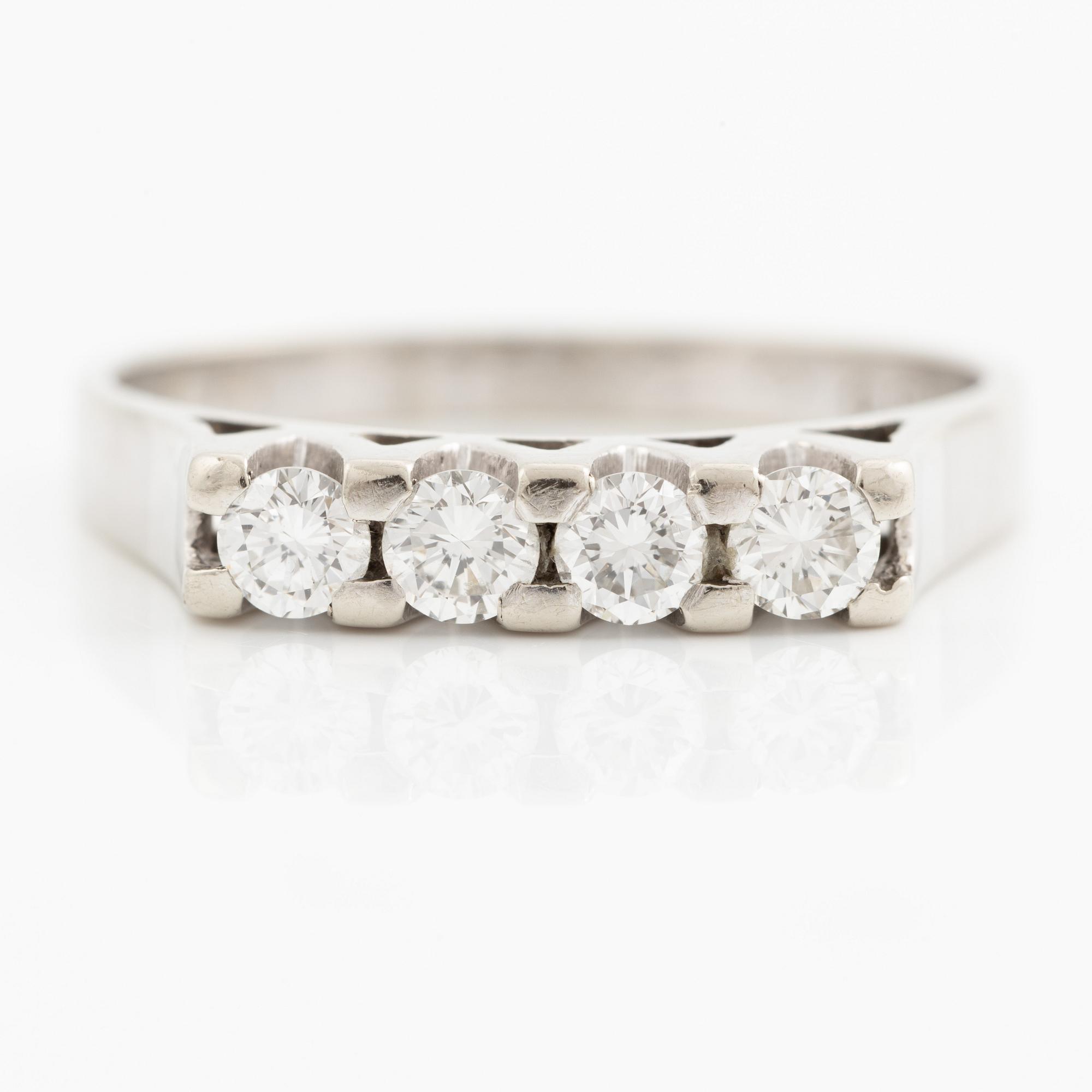 Ring, 18K vitguld med fyra briljantslipade diamanter.