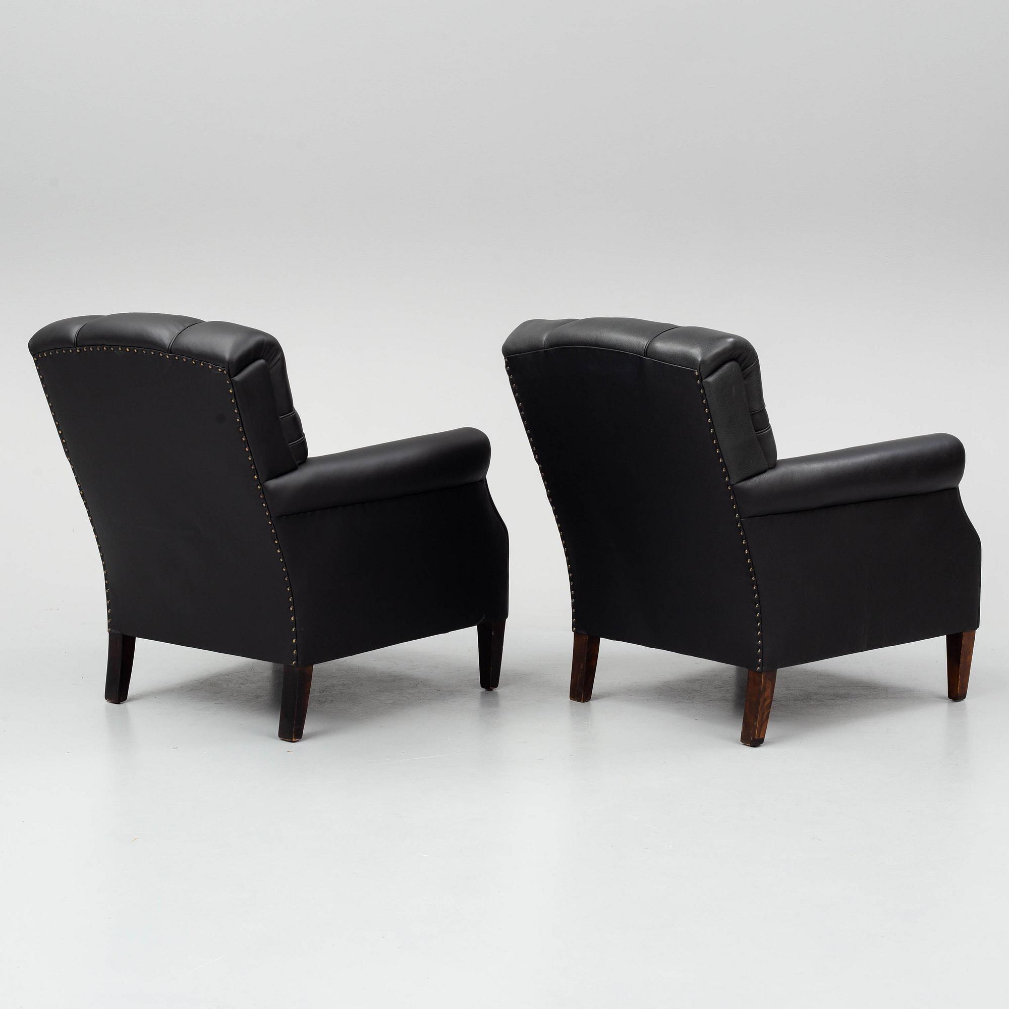 A pair of leather armchairs, early 20th century.