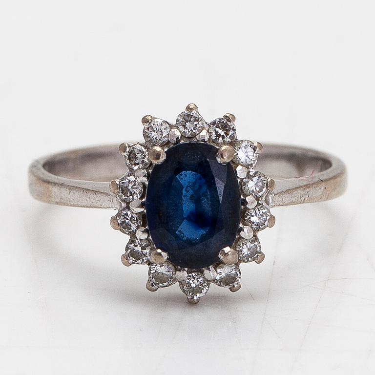 A ca 18K white gold ring with a sapphire and brilliant-cut diamonds approx. 0.14 ct in total.