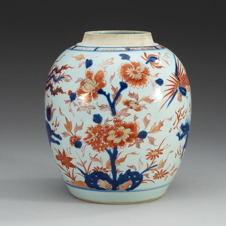 An imari jar, Qing dynasty, Kangxi (1662-1722).