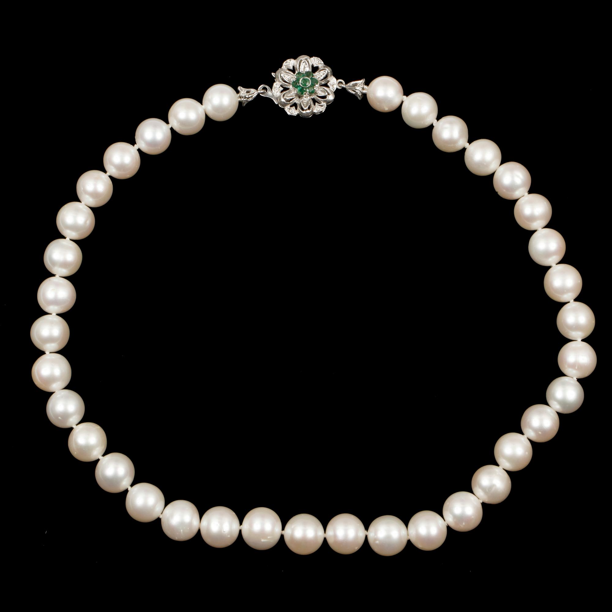PÄRLCOLLIER, odlade  pärlor, lås 18 k vitguld med smaragder.