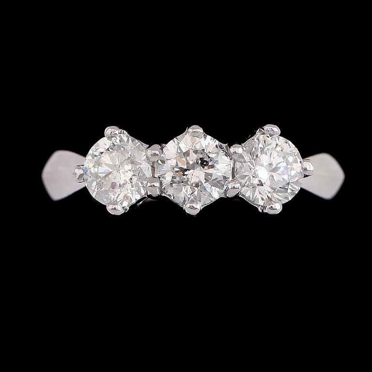 RING, 18K vitguld, briljantslipade diamanter tot ca 1.54 ct. Vikt ca 5 g.