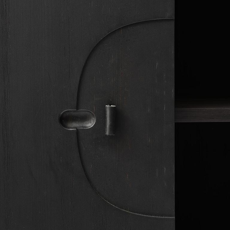 Mathieu Gustafsson, skåp, prototyp, "Tecknaren", utfört av snickarmästarna Markus Karlbom & Hannu Hietamäki, Burhult, 2024.