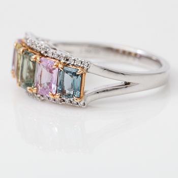RING, flerfärgade safirer totalt ca 2,60 ct, diamanter totalt ca 0,10 ct.