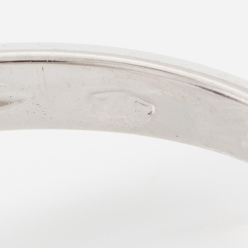 Ring in 18K white gold set with a cabochon-cut sapphire and brilliant-cut diamonds.