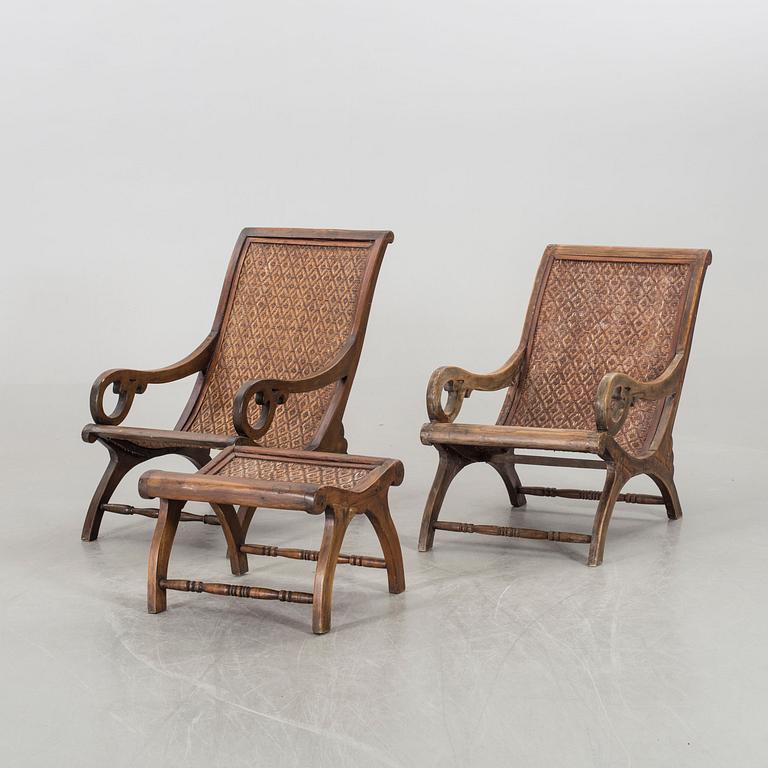 VILSTOLAR, 2 st  SAMT EN FOTPALL, kolonialstil, modern tillverkning.