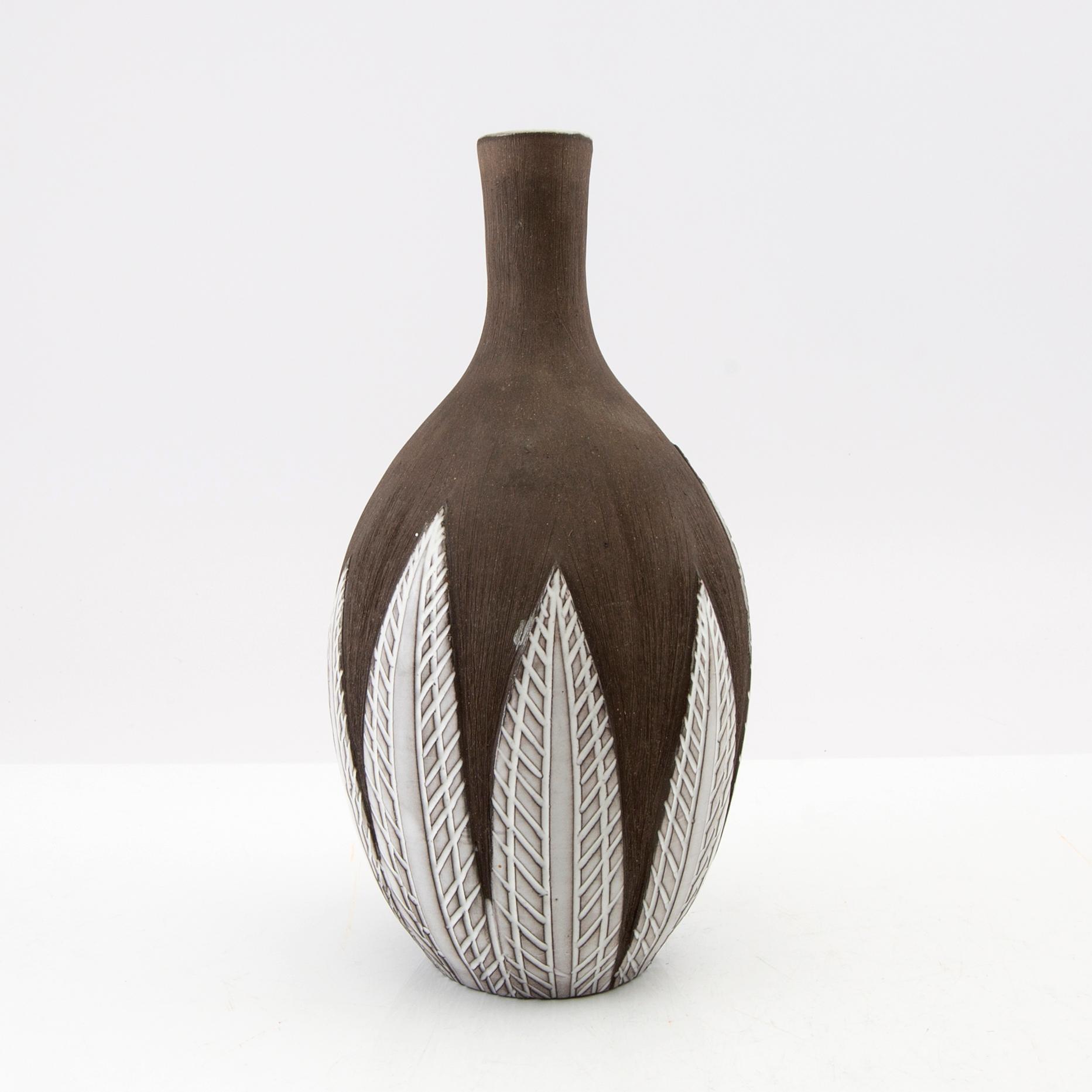 Anna-Lisa Thomson/Mari Simmulsson bowl and vase Uppsala Ekeby latter part of the 20th century.