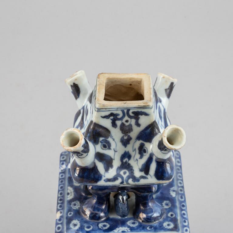 A rare Chinese blue and white export tulip vase, Qing dynasty, Kangxi (1662-1722).