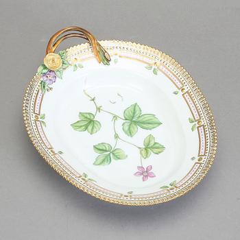 SALADIERE, porslin, Flora Danica, Royal Copenhagen.