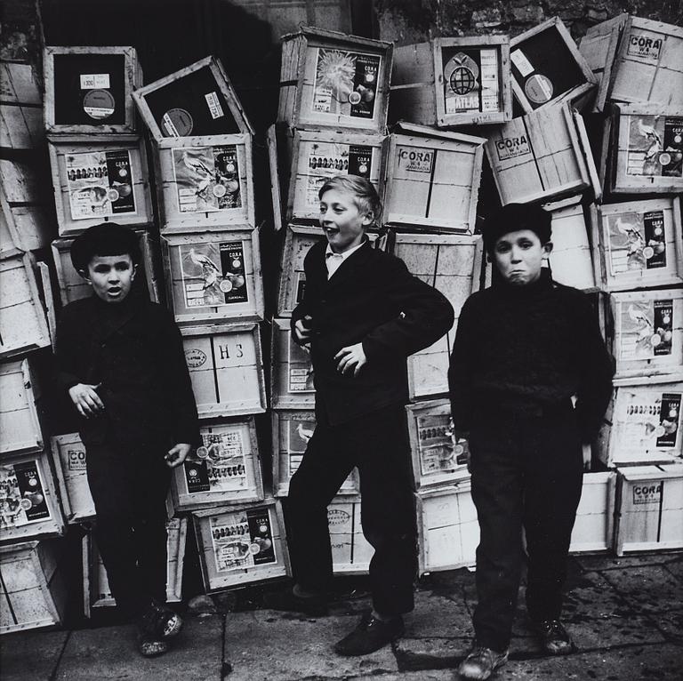 Antanas Sutkus, "Oranges from Morocco, Vilnius, 1975".