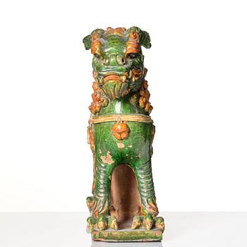 Rökelse/ljushållare, keramik. Sen Mingdynasti (1368-1644).