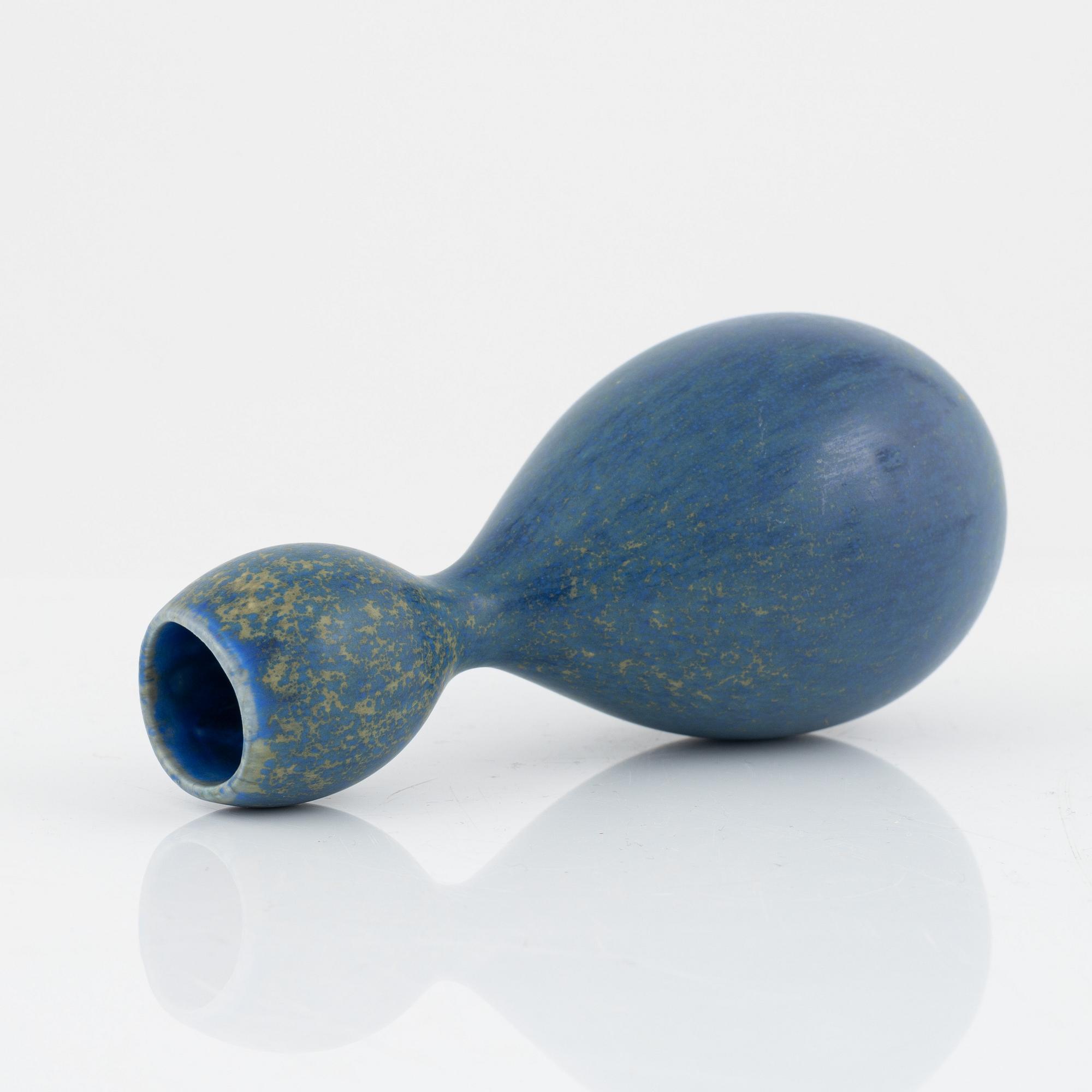 Stig Lindberg, vas, stengods, Gustavsberg och vas samt fat, fajans, Gustavsbergs studio.