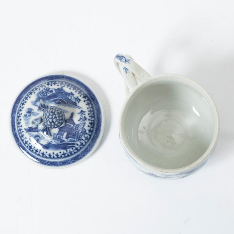 Cremkoppar med lock, sex stycken, kompaniporslin, Kina, Qingdynastin, 1700-talets senare del.