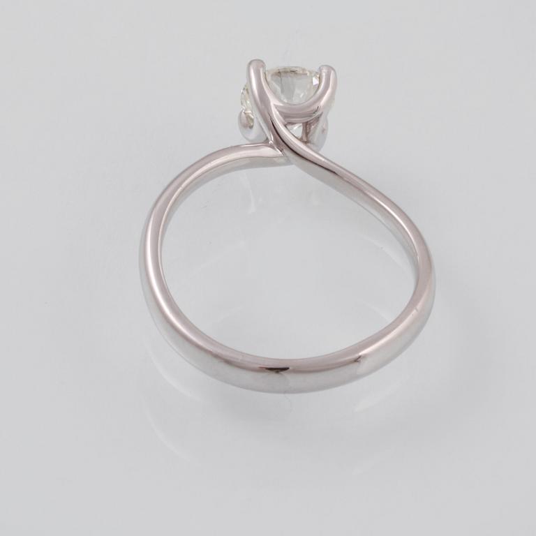 RING, 18K vitguld med briljantslipad diamant 1.01 ct. Vikt  3,5 gram.