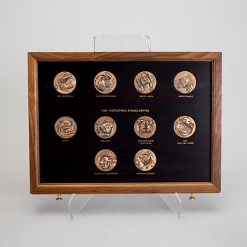 MEDALJER med tillhörande SCHATULL, 54 st, brons, Svenska Monarker, 1900-talets slut.