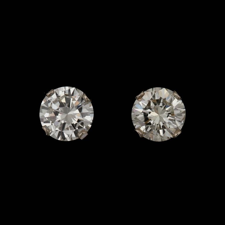ÖRHÄNGEN, ett par, 14k vitguld med briljantslipade diamanter totalt ca1.50 ct, 2000-tal. Vikt 2 g.