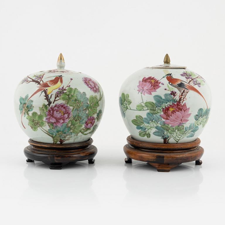 A pair of porcelain urns with covers, China, early 20th century.