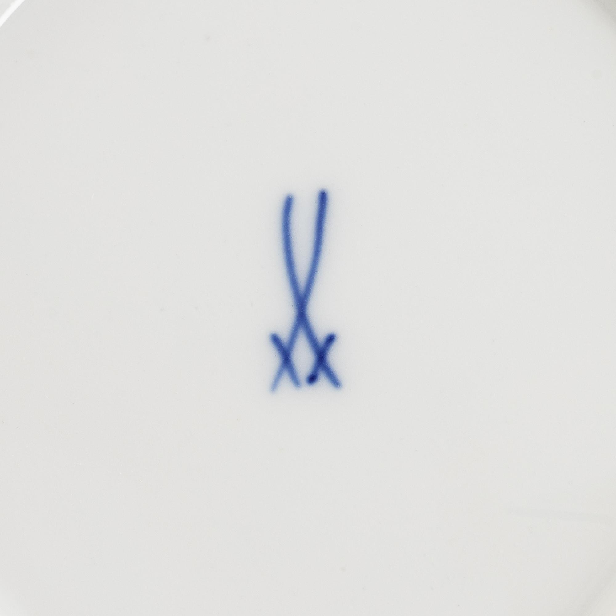 Meissen, servisdelar, porslin, ca 35 delar.  "Lökmönstret". Tyskland.