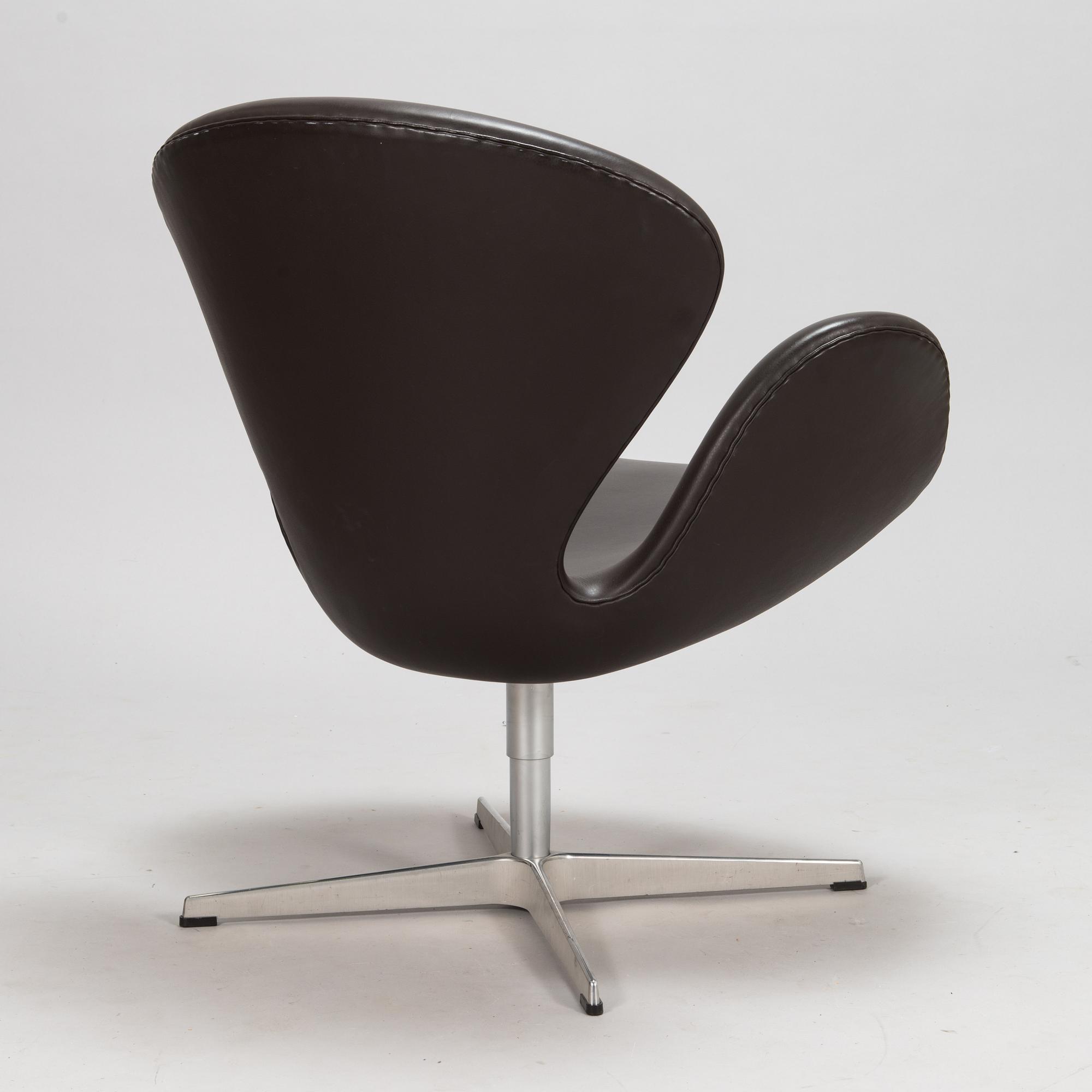 Arne Jacobsen, fåtölj, "Svanen" för Fritz Hansen, tillverkningsår 2008.